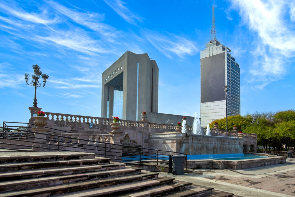 Edificios y escalinatas de la Macroplaza de Monterrey.