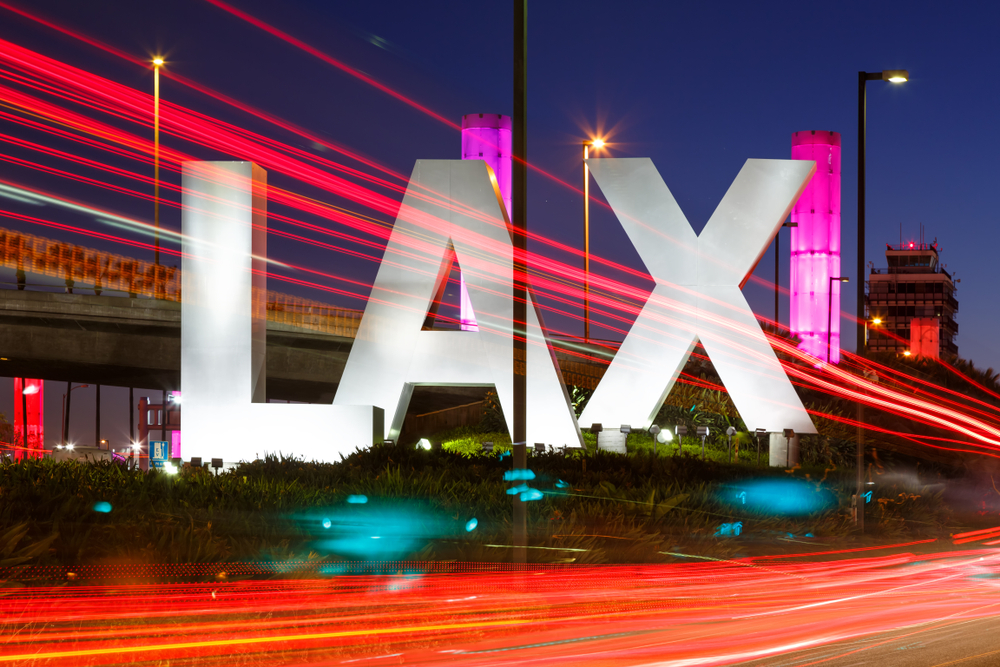 Gran cartel del aeropuerto de Los Angeles (LAX), iluminado al anochecer.