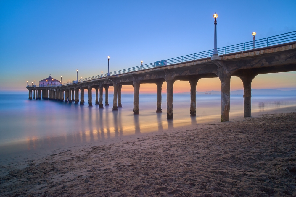 Amanecer en Manhattan Beach Pier en Los Ángeles.