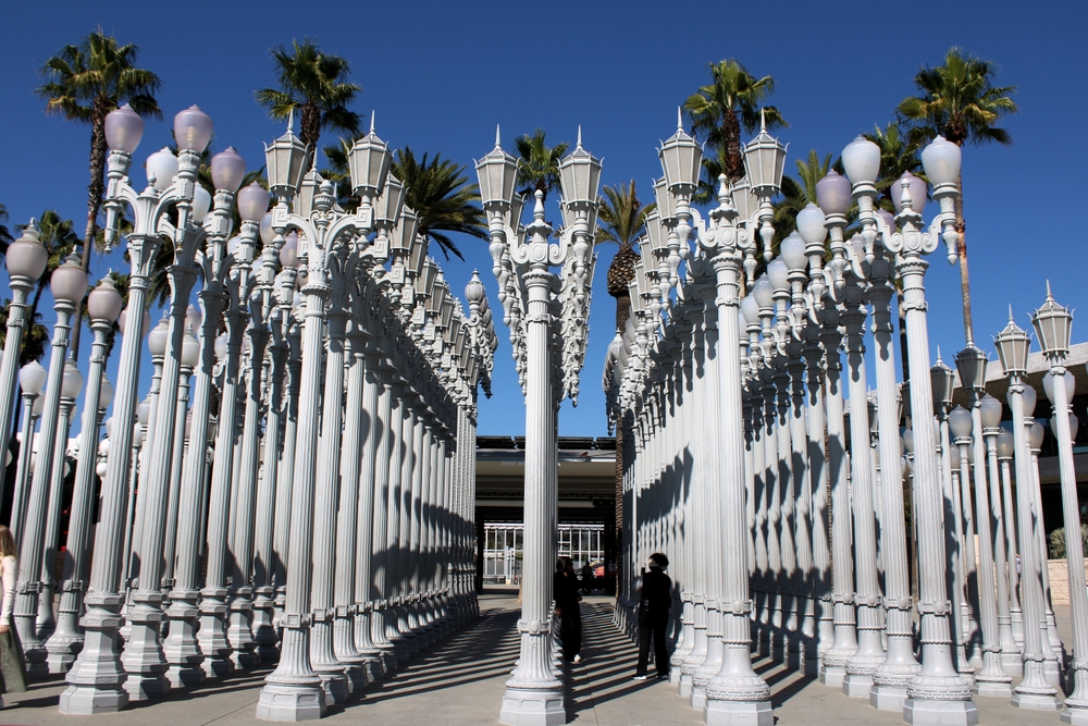 Esculturas de luces urbanas en Los Angeles Museum of Art (LACMA), en la zona de museos.
