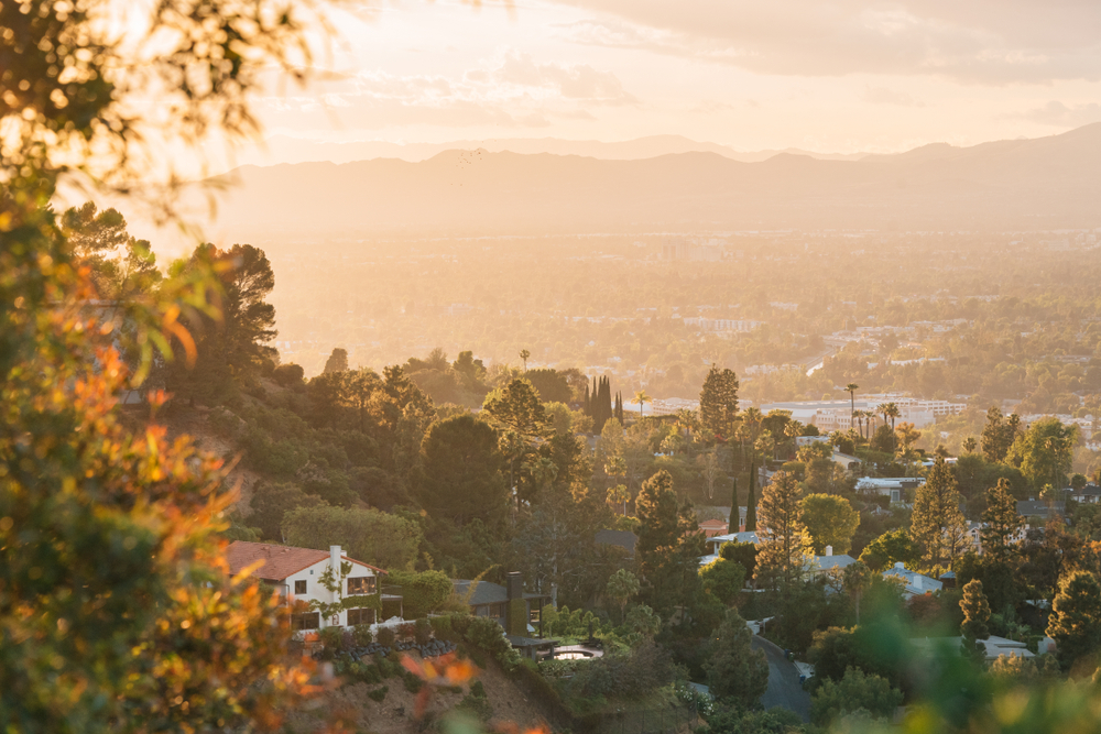 Vista panorámica de Los Ángeles al atardecer desde los miradores de Mulholland Drive.