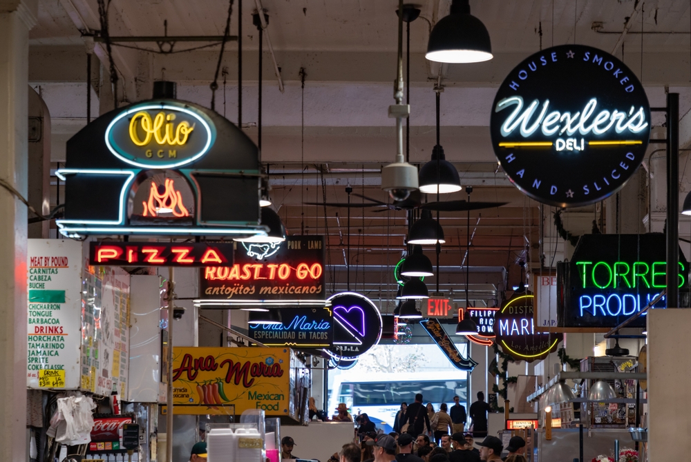 Carteles de neón de locales diversos en Grand Central Market, L.A.