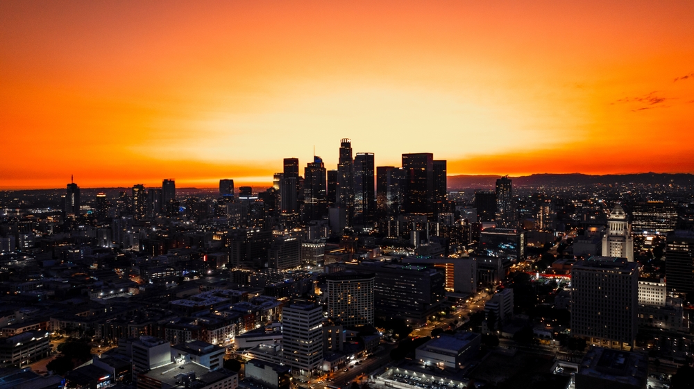 Vista aérea de la ciudad de Los Ángeles en el ocaso naranja del atardecer.