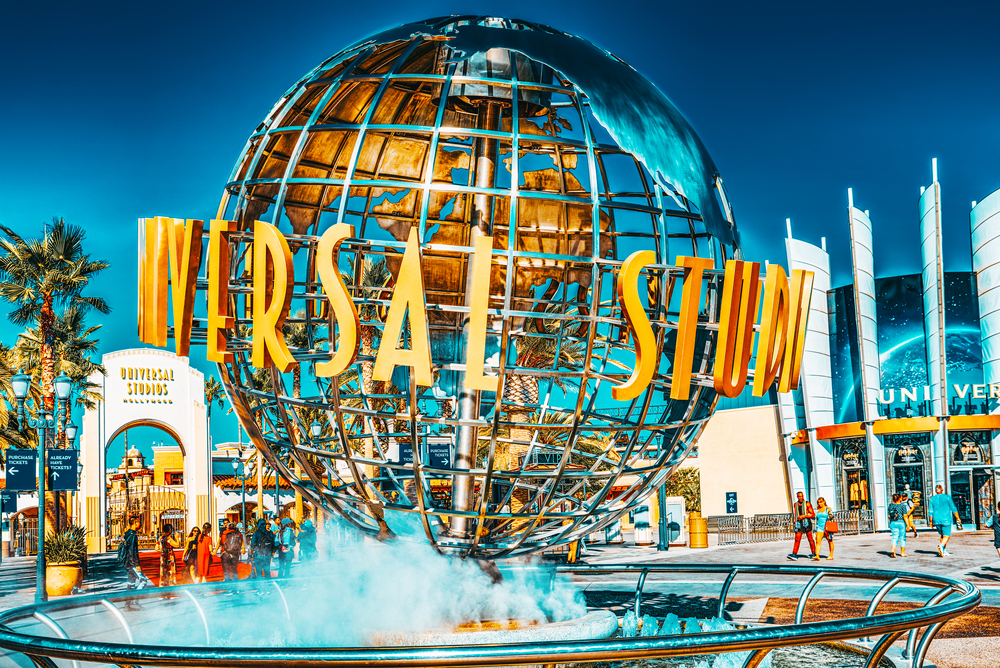Icónica estructura de Universal Studios en Los Ángeles.