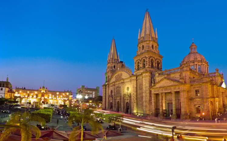 Catedral de Guadalajara al anochecer.