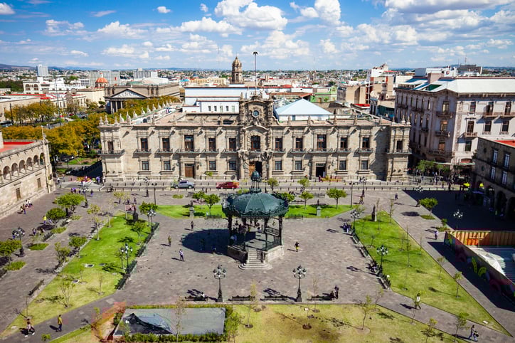 Vista aérea de Plaza de Armas en el centro histórico de Guadalajara.
