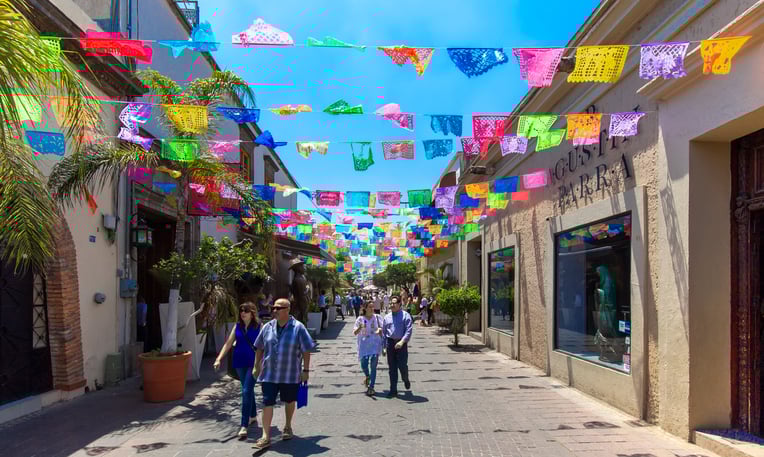 Turistas en las calles de Tlaquepaque en un día soleado.