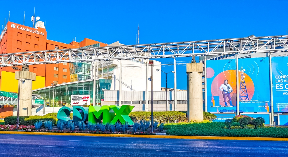 Calle fuera del aeropuerto de la ciudad de México Benito Juárez