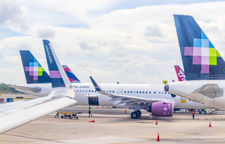 Aviones de Volaris en pista de aterrizaje y despegue.