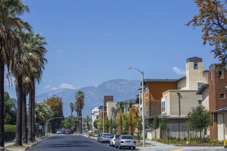Calles de Ontario, CA con montañas de fondo.