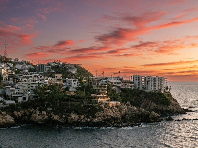 Vista panorámica del atardecer en Acapulco.