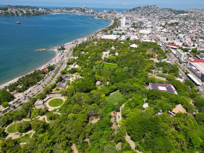 Vista aérea del Parque Papagayo y la ciudad de Acapulco.
