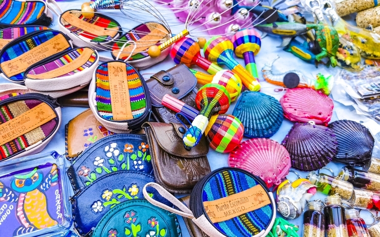 Artesanías y recuerdos playeros de México.
