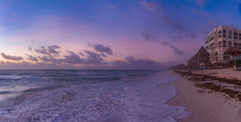 Amanecer en la costa de Cancún cerca de la Zona Hotelera