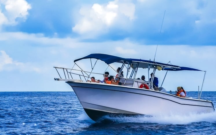 Viaje en barco desde Cancún con un paisaje marino