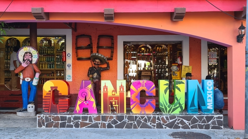 Letrero de la ciudad de Cancún en la Plaza Bonita en el centro de Cancún.