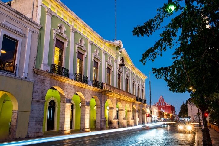 Coloridas calles del centro histórico de Mérida.