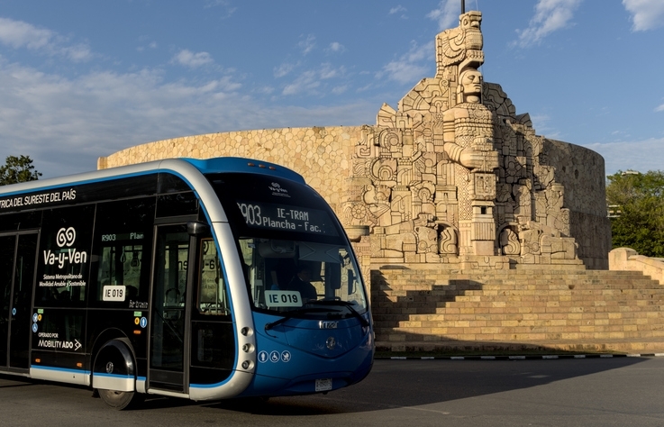Autobús turístico pasando por el Monumento a la Patria en el Paseo de Montejo en Mérida.
