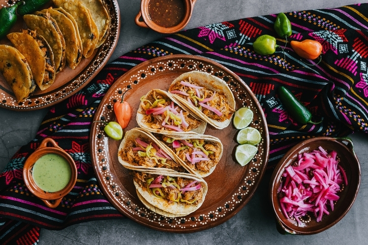 Tacos mexicanos de Cochinita Pibil, un clásico de la comida yucateca.