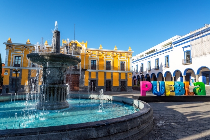 Fuente histórica y cartel de Puebla en el centro histórico.