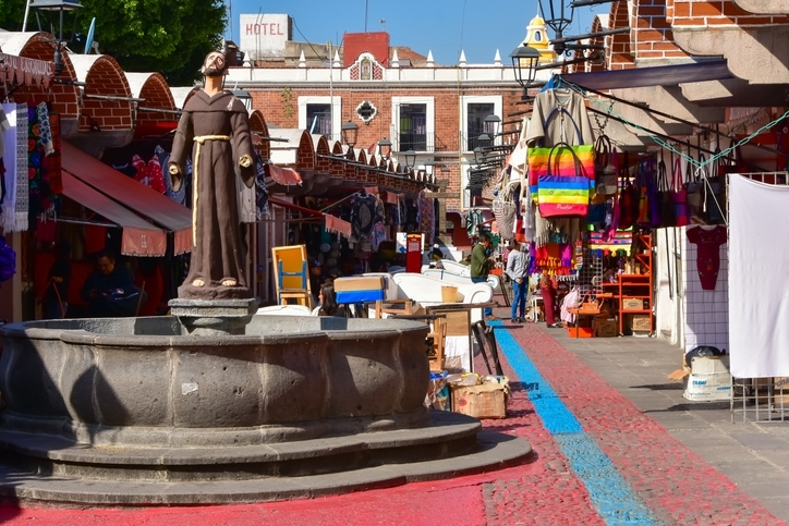 Fuente del santo y puestos de artesanías en el Mercado el Parián.