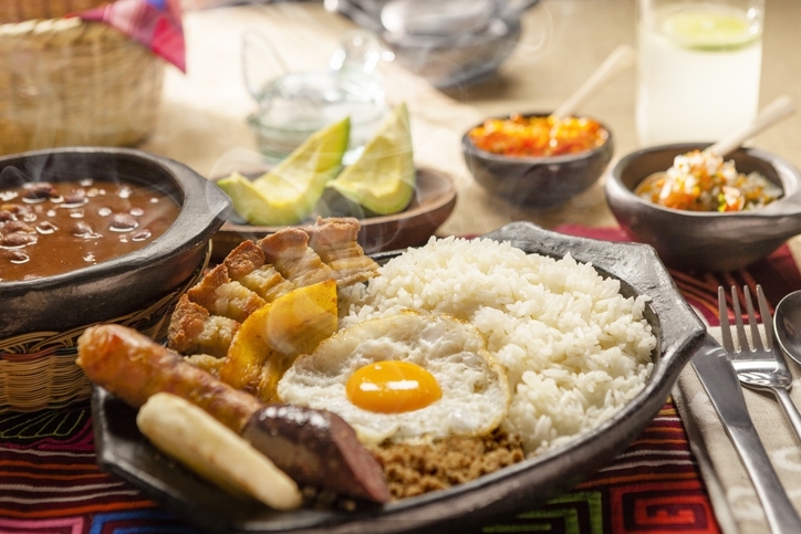 Platillo típico colombiano llamado Bandeja Paisa. Consta de arroz, frijoles, huevo, salchicha, mandioca, tocino y plátano.