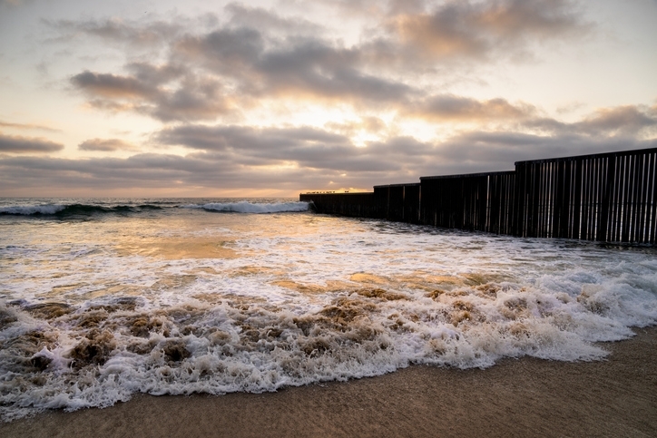 Costa de las playas de Tijuana cerca del muro fronterizo.