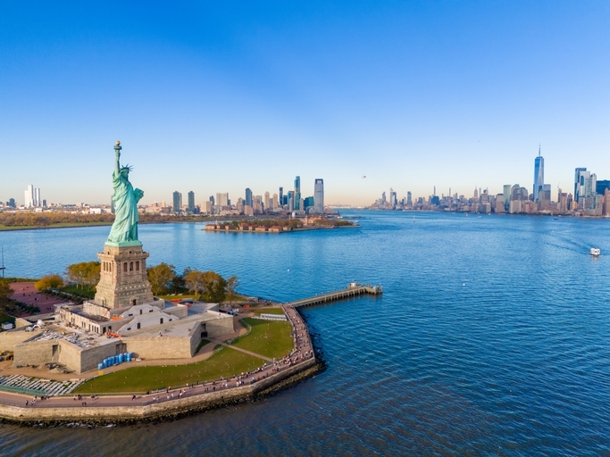 Vista aérea de la ciudad de Nueva York y la Estatua de la Libertad.
