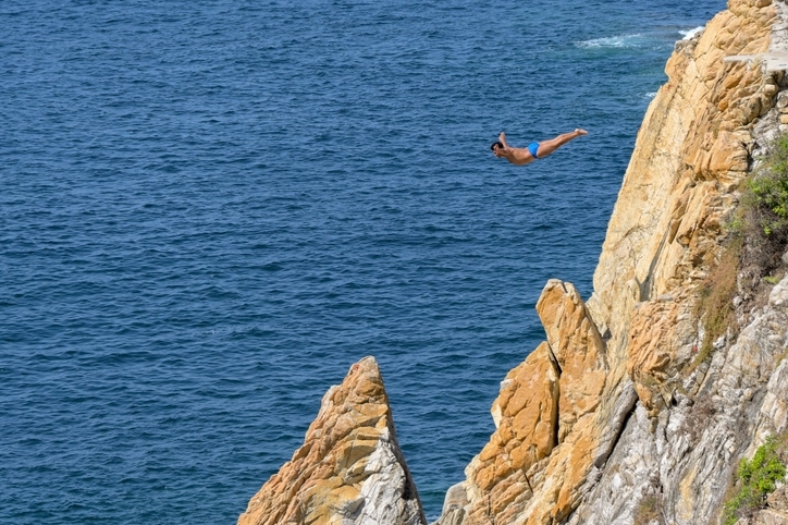 Jóven tirándose al mar desde el acantilado de La Quebrada.