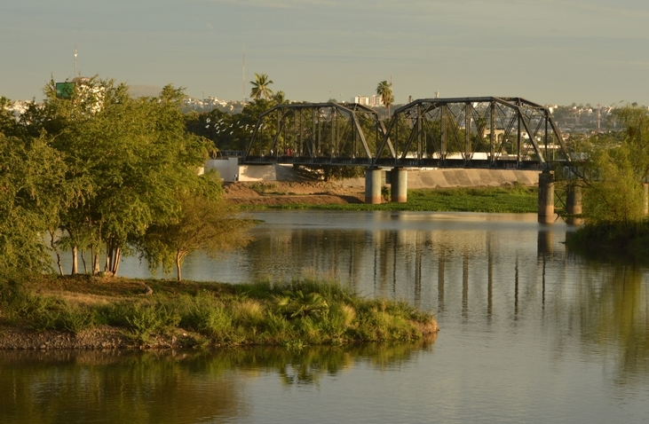 Puente que cruza el Río Tamazula, en el Parque Las Riberas.