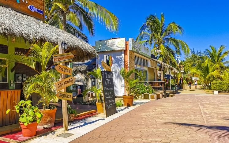 Coloridos locales en calle céntrica de Puerto Escondido.