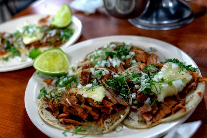 Platos de tacos al pastor.