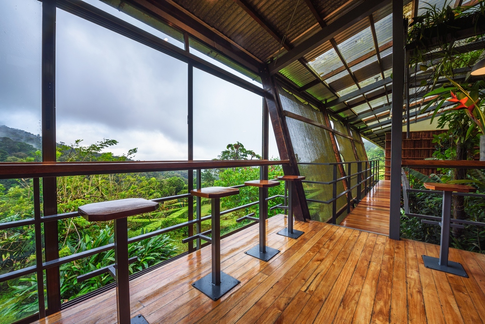 Interior del bar del hotel tres estrellas Bijagua de Upala, cerca del Volcán Arenal, Costa Rica