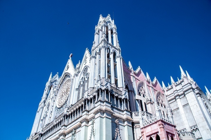 León’s neo-gothic Templo Expiatorio del Sagrado Corazón seen from below on a sunny day.
