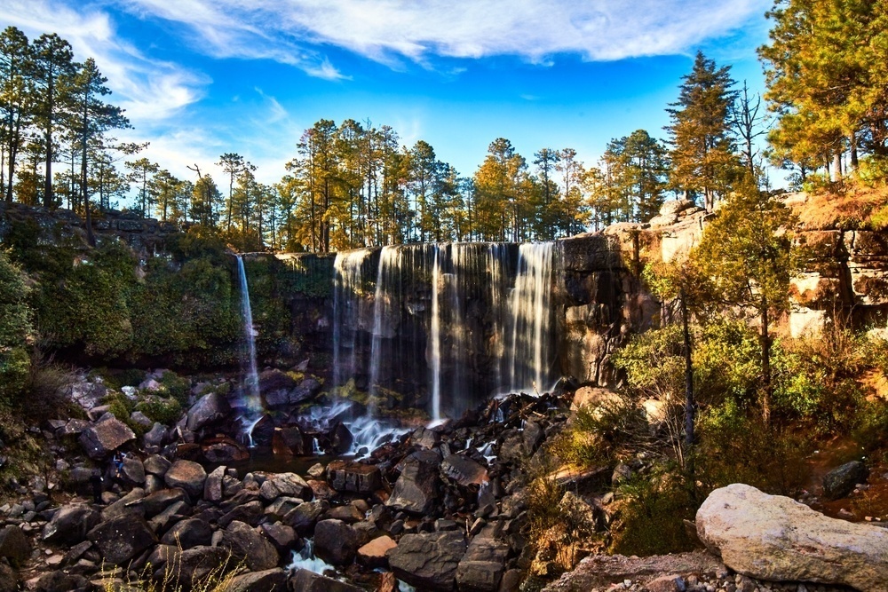 Cascada en un bosque en Mexiquillo, Durango.