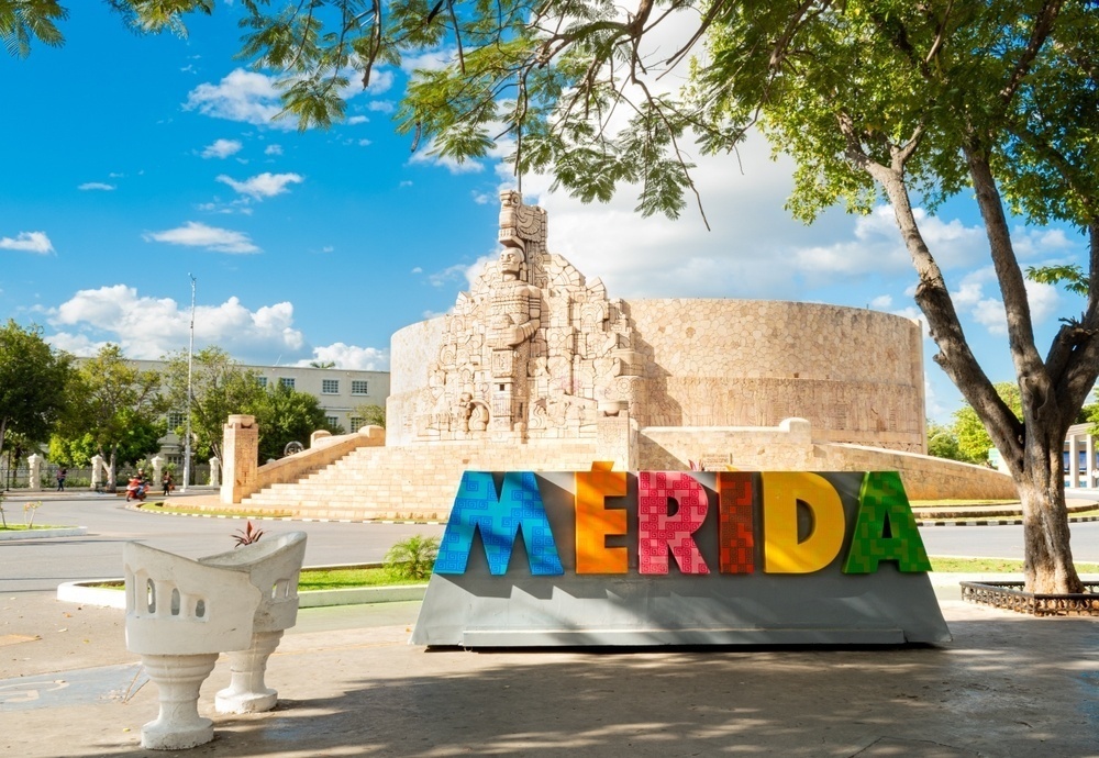 Monumento a la patria, silla de amantes y cartas turísticas de Mérida en el Paseo Montejo