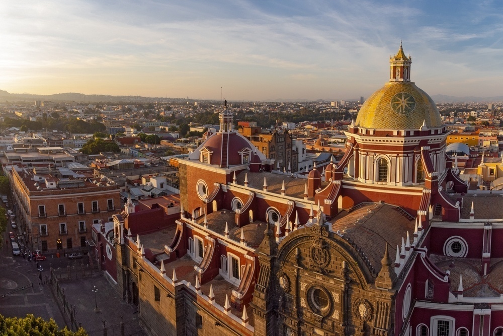 Vista aérea de la ciudad de Puebla al atardecer.