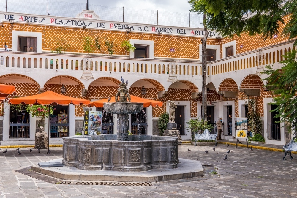 Fuente de agua y pintoresca esquina en el Barrio del Artista.
