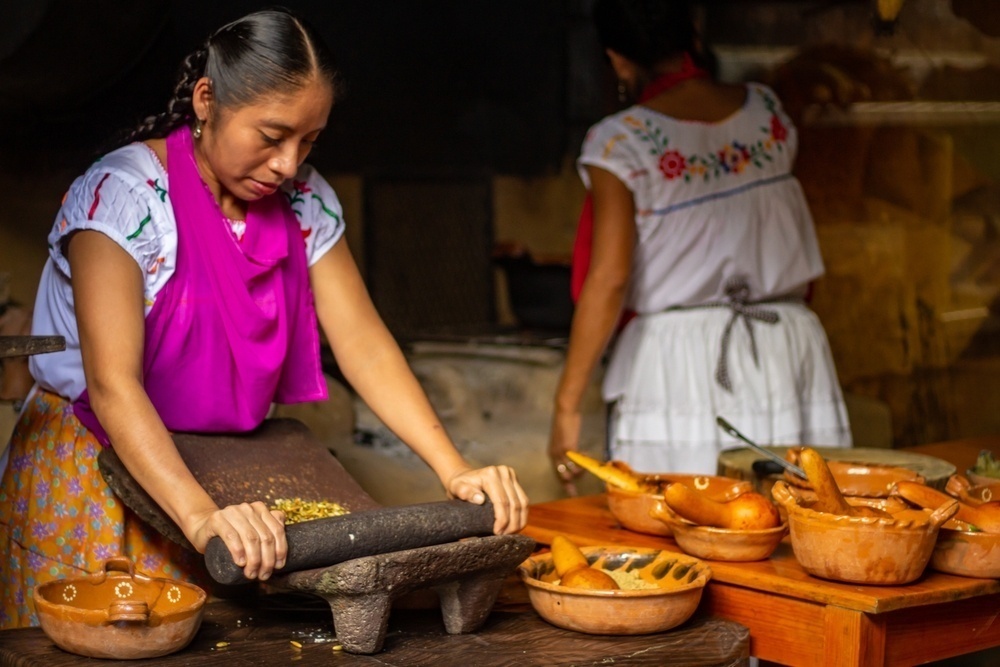 Cocineros tradicionales de la cultura totonaca preparando platillos en local de Veracruz.