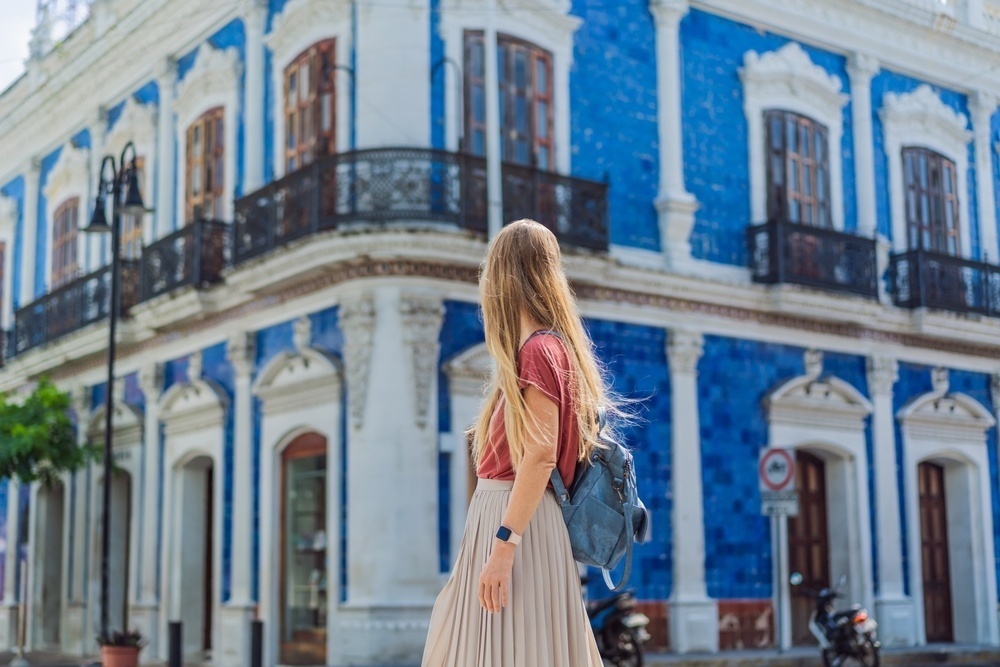 Turista admirando la Casa de los Azulejos en la Zona Luz,