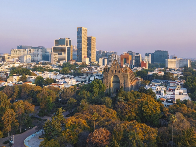 Palacio de Bellas Artes y el rascacielos Torre Latinoamericana en el parque Alameda Central, en el centro de la ciudad de México.