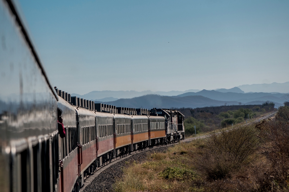 El Chepe, el último tren de pasajeros en México sube a Sierra Tarahumara, en el estado de Chihuahua.