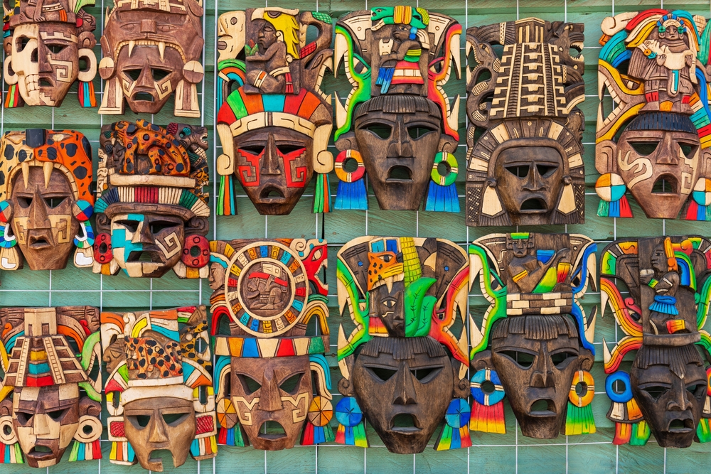 Máscaras artesanales hechas con madera en el Mercado 28.