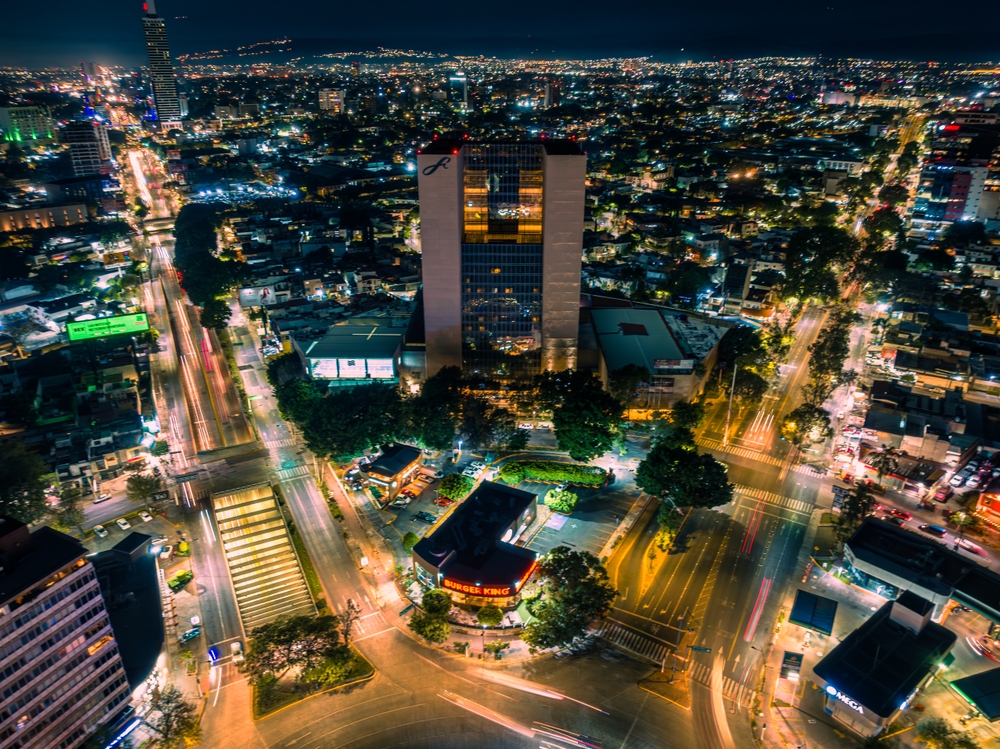 Vista aérea del barrio Colonia Americana en la ciudad de Guadalajara al anochecer.