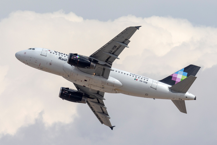 Avión de Volaris “Raúl” sobrevolando un cielo con nubes.