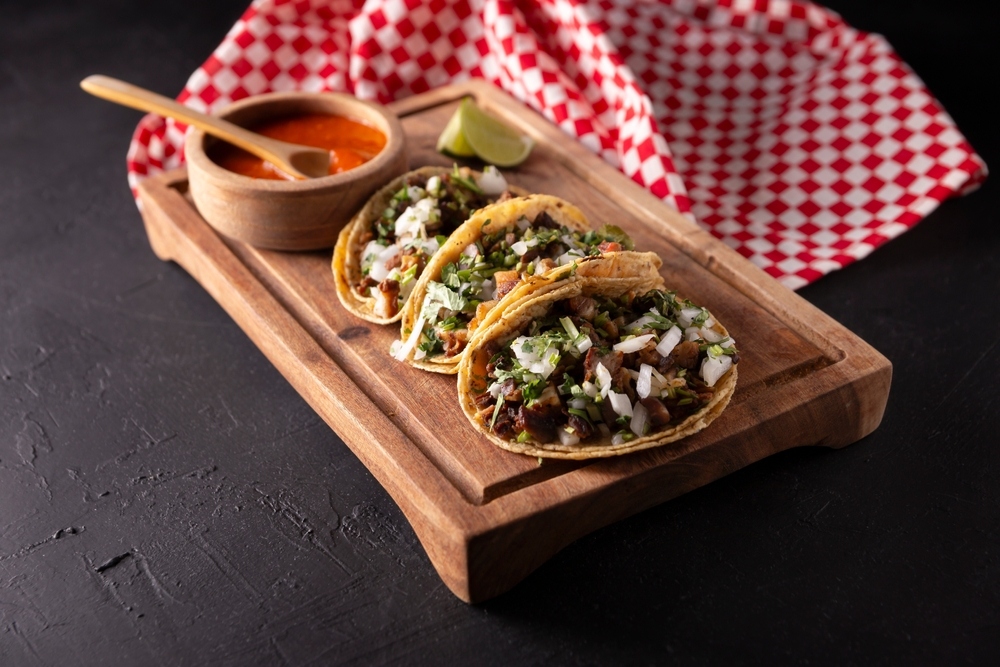 Tacos al suadero, típica comida callejera de CDMX.