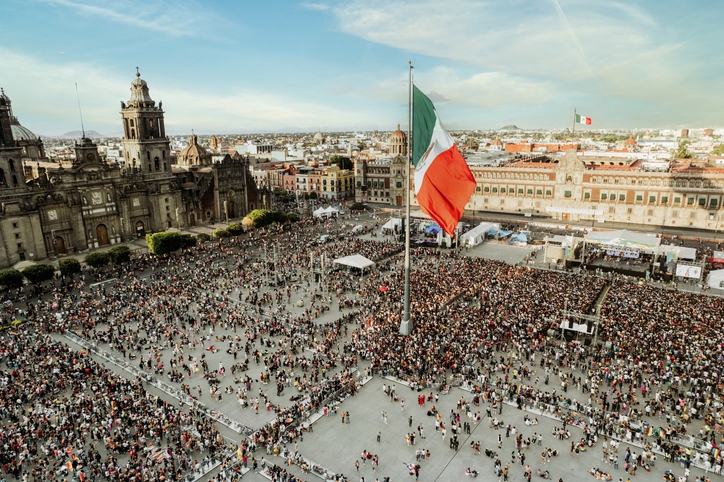 Aerial view of Palacio de Bellas Artes and a crowded city center.