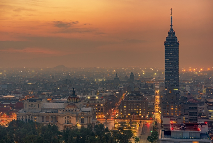 Vista aérea de Torre Latinoamericana al atardecer.