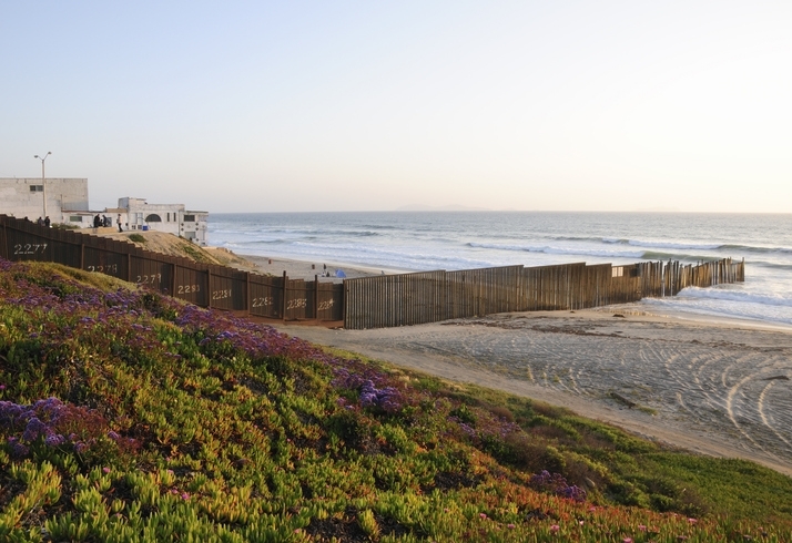 Playas de Tijuana, con el muro fronterizo desembocando en el mar.