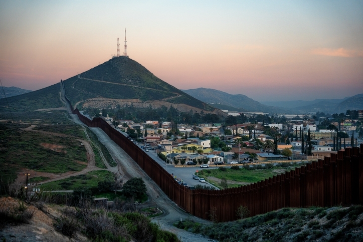 Vista panorámica de la ciudad de Tijuana y el muro fronterizo